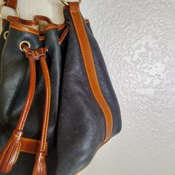 DOONEY & BOURKE WEXFORD TASHA LEATHER DRAWSTRING SHOULDER BAG BLACK - Picture 4 of 9